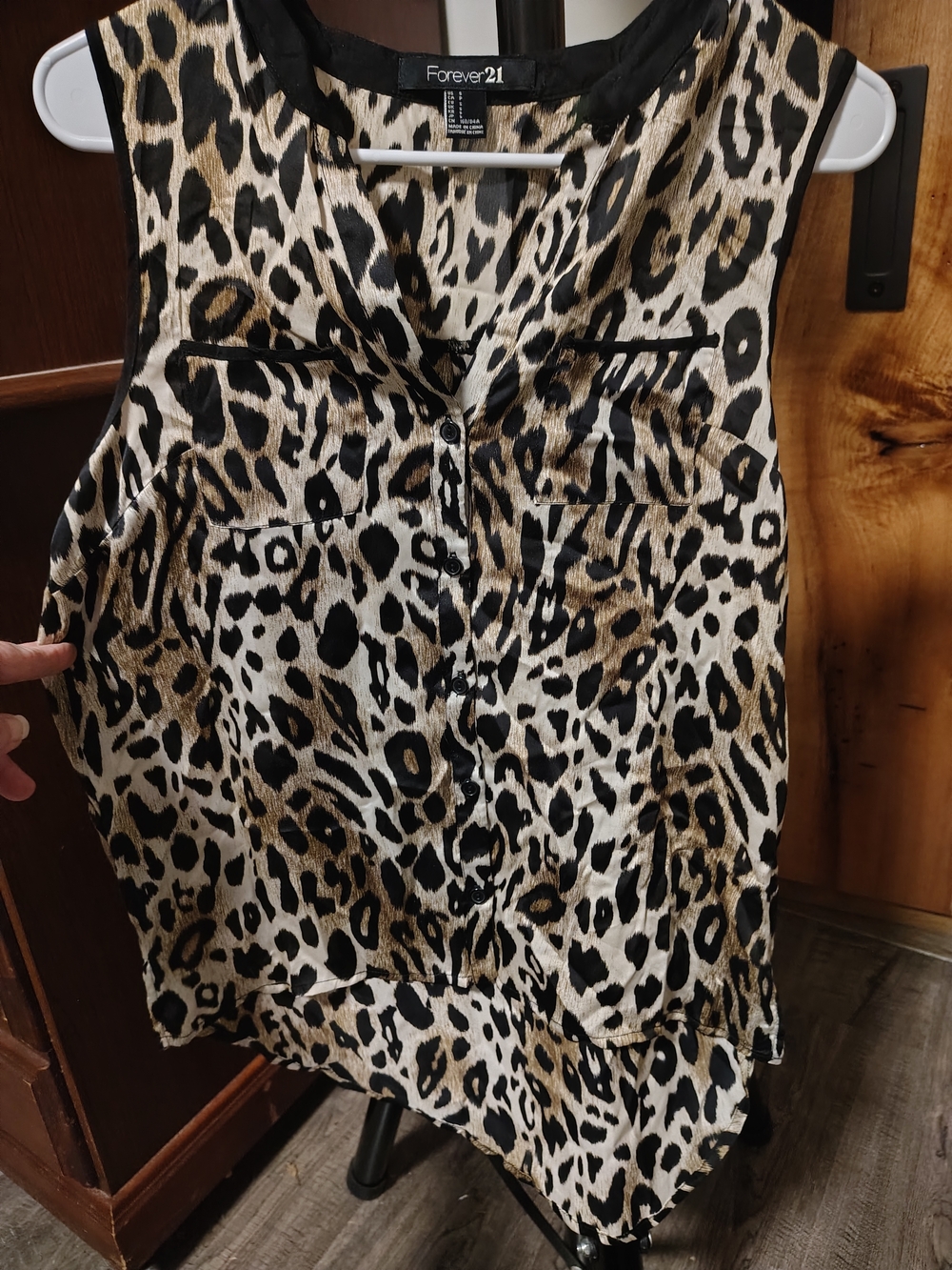 Forever 21 Leopard Print Sleeveless Button-Front Blouse in Tan and Black